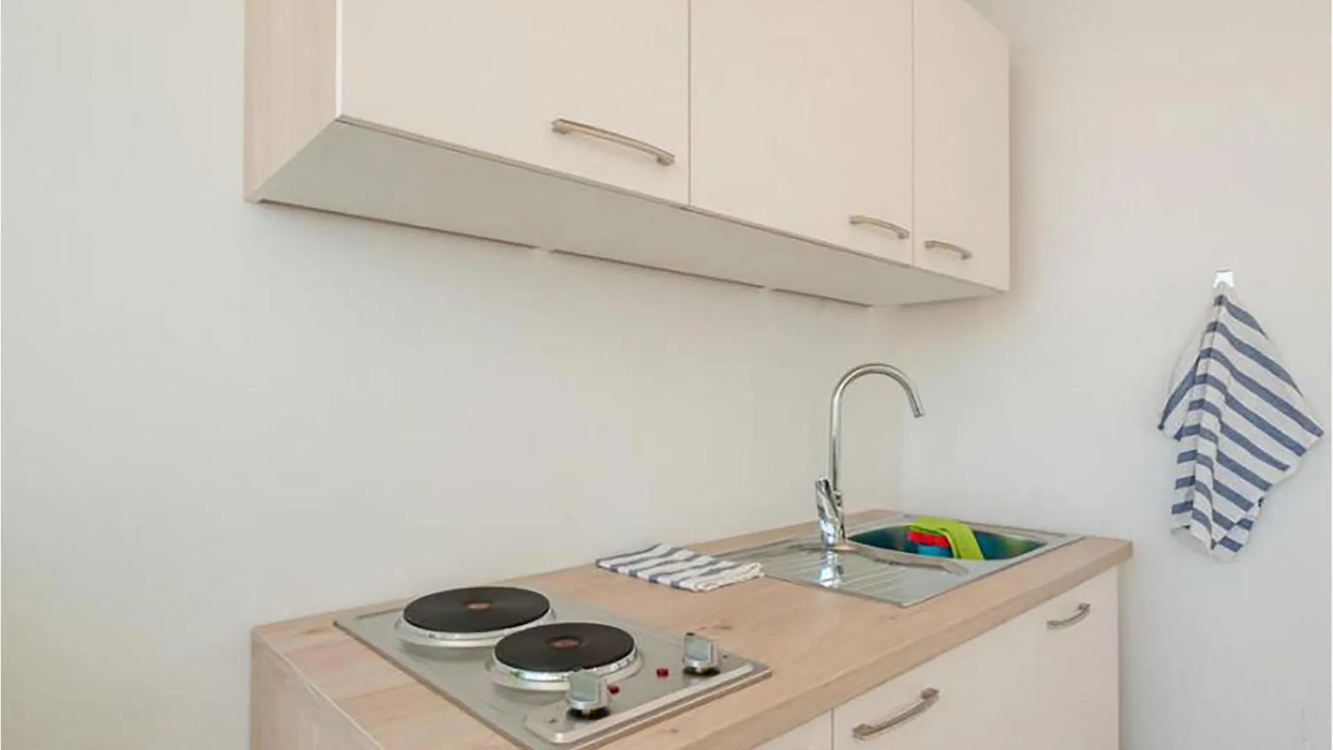 Awesome Apartment In Povljana With Kitchen